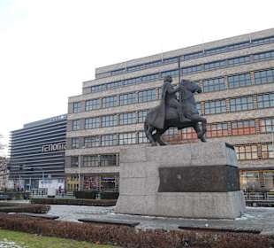 Pomnik na tle D.H. Renoma