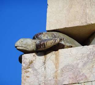 Die tragenden Schildkröten am Obelisk