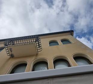 Hausfronten mit Balkon