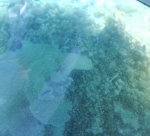 Pohled do moře přes loď