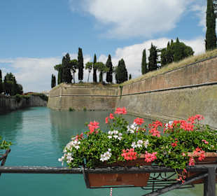 Festungsmauer mit Kanal