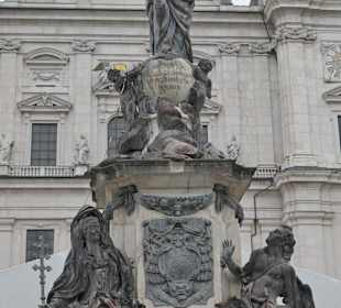 Die Mariensäule auf dem Domplatz von Salzburg
