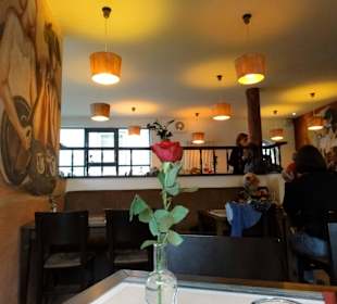 Blick in die Gasträume der Ouzeria Symposio