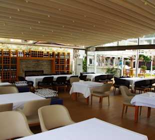 Speisesaal hinten Weinregal