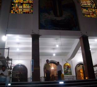 Seitlich vom Haupteingang von der Strasse aus