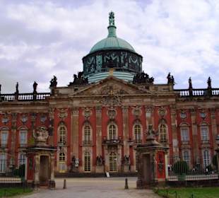 Vordere Ansicht vom Neuen Palais.