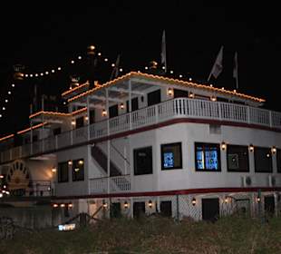 Außenansicht bei Nacht