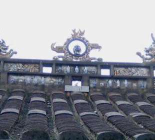 Dachverzierungen des Tempels.
