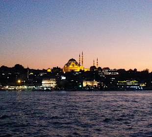 Blick auf den Hafen am Abend