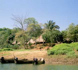 Die Boote liegen vor dem Dorf