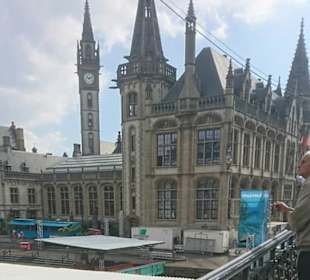 Kirche von der Brücke gesehen.