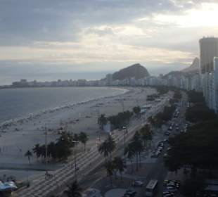 Die Avenida Atlântica im Regen