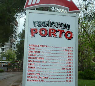 Hinweisschild mit Angeboten