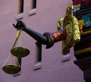 Am Giebel Zunftzeichen