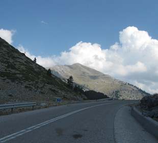 Diese Strasse führt zur anderer Seite der Insel