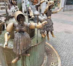 Ansichten vom Puppenbrunnen in Aachen