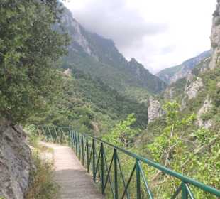 Weg durch die Epineas Schlucht