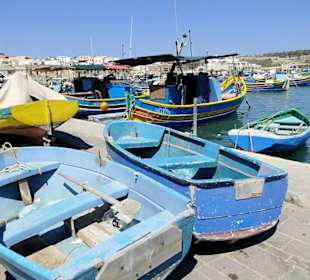 Kolorowe łódki w porcie Marsaxlokk.