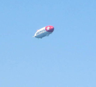 Zeppelin über der Altstadt Meersburg