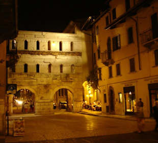 Eines der Stadttore bei Nacht