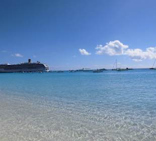 Blick auf den Hafen vom Strand aus