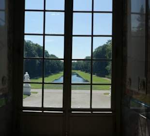 Blick vom Hautgebäude auf den Spiegelweiher