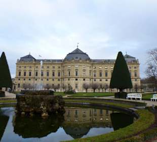 Brunnen mit Monolith aus Tuffstein