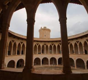 Innenhof mit Turm, Säulengang und Arkaden