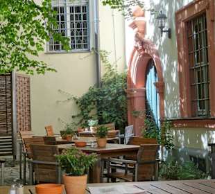 Der Biergarten des Schlenkerla hinter dem Haus