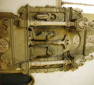 Aus Sandstein am Altar