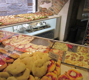 In der Altstadt Bergamos Pizza