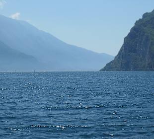 Blick bei Riva del Garda zum Gardasee