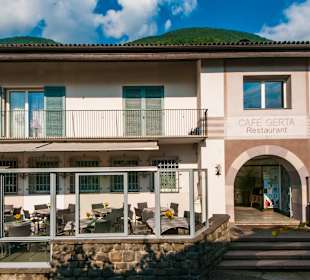 Restaurant Eingang mit Terrasse