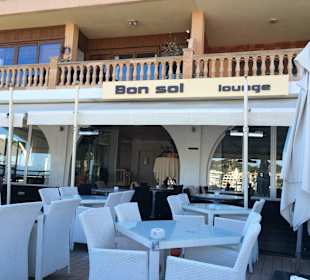 Weisse Sitzgruppen mit Kissen 