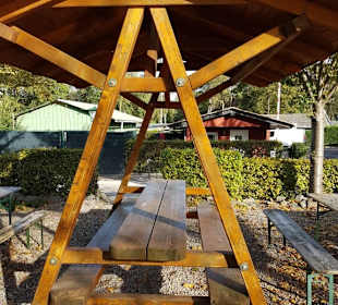 Einer von vielen Holzsitzbänken mit Überdachung