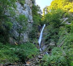 Wasserfall mit Steig und vielen Stufen