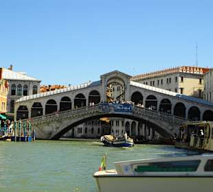 Rialto-Brücke vom Boot aus