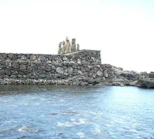 Моаи на берегу Тихого.