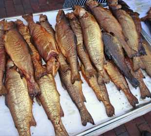 Räucherfisch aus dem Smoker beim Gänsemarkt