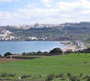 Blick auf Stadt Mellieha und die Badebucht