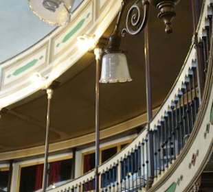 Lampen an der Balustrade