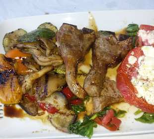 Lammrippen mit Grillgemüse und Fetatomaten