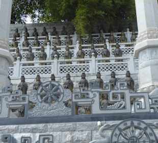 Teil der 10.000 Buddhas auf der Pagode