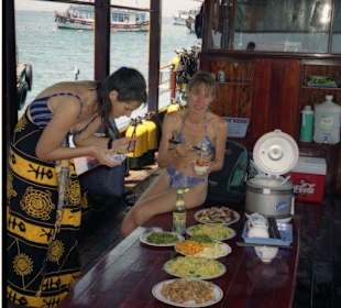 Mittagessen auf dem Tauchboot