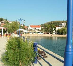 Ortsstrand mit Promenade und Tavernen