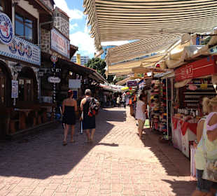 Links und rechts Trinkhalle oder Verkaufsbude