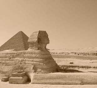 Sphinx z wielką  piramidą cheopsa w tle