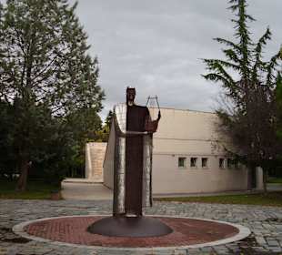 Statue im Stadtpark, dahinter eine Freilichtbühne