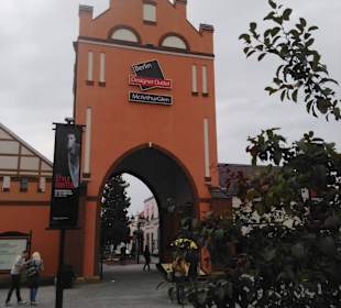 Eingang vom Parkplatz ins Center