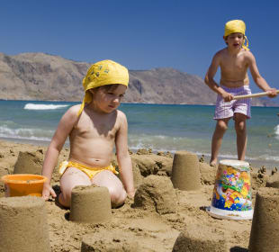 Kinder spielen am Hotel-Strand